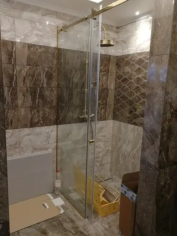 Раздвижная стеклянная перегородка с чёрным профилем — современный дизайн, сочетание стекла и металла, подходит для лофтовых интерьеров