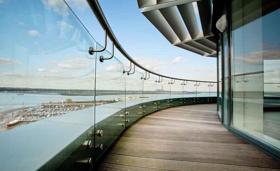 Раздвижная стеклянная душевая кабина в ванной комнате