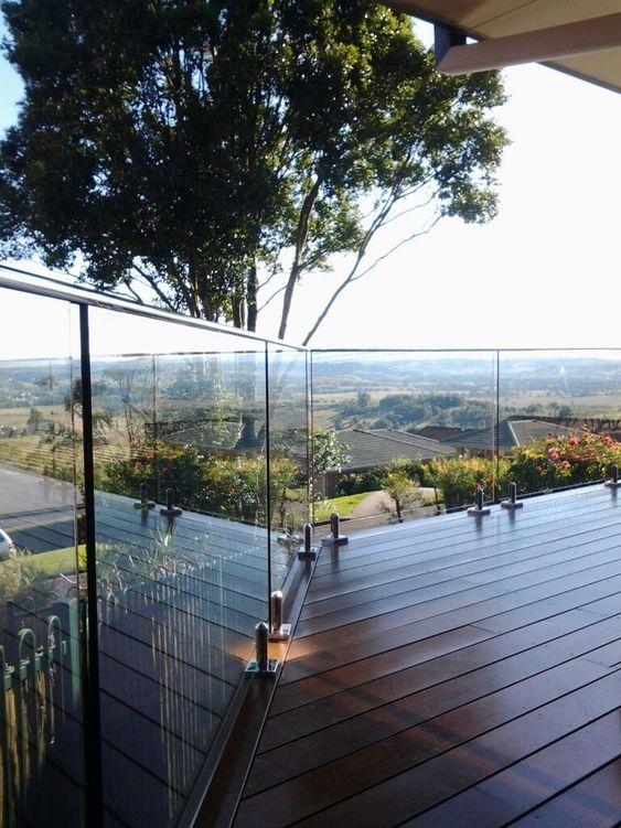 Распашная стеклянная душевая кабина с угловым расположением в светлой ванной комнате — удобство и комфорт в каждом движении