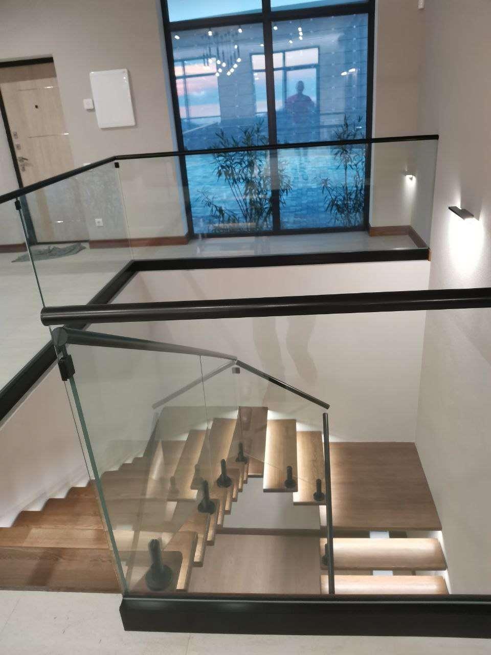 граждение лестницы стеклом с креплением на стойках в интерьере Сочи