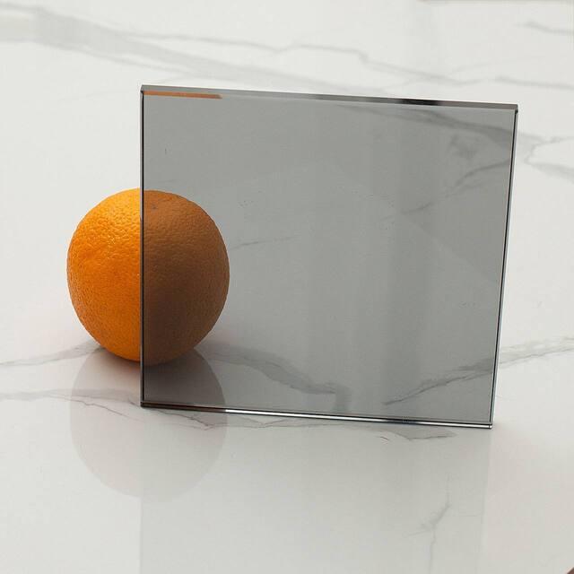 Графитовое стекло для душевых кабин — стильное и современное решение с темным оттенком, подходит для хай-тек и лофт интерьеров