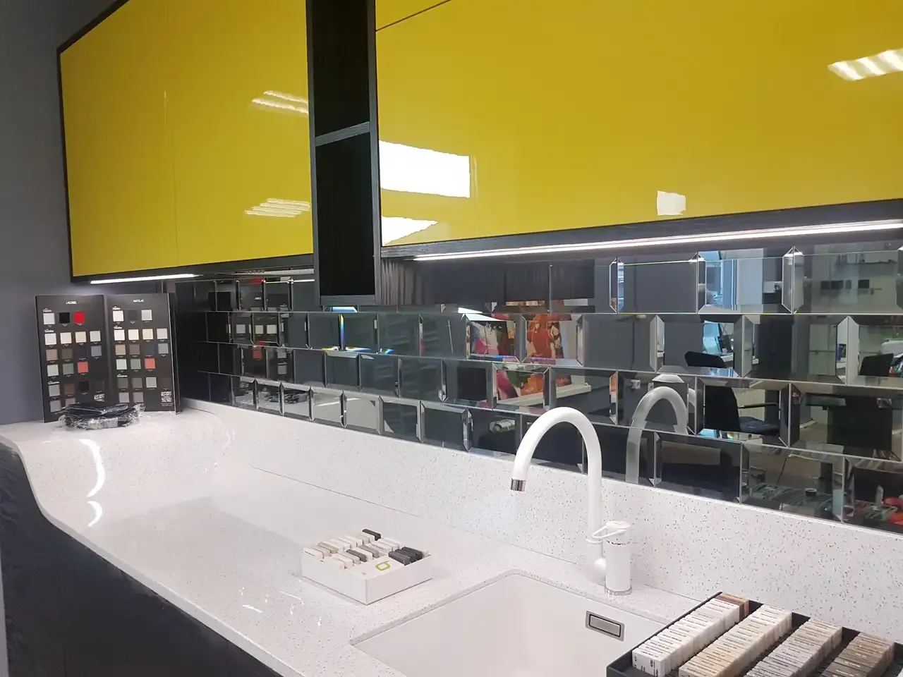 Скинали для кухни с зеркальными вставками и серебристыми вставками в Сочи