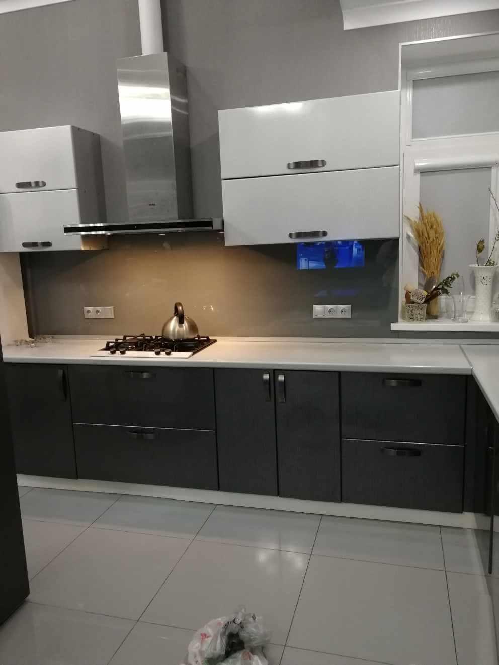 Серый стеклянный фартук скиналь для кухни в Сочи