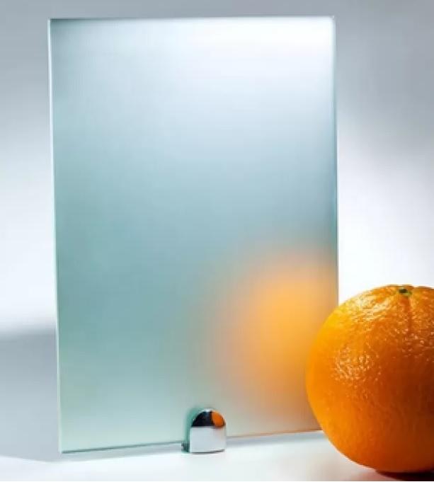 Матовое осветленное стекло для душевых кабин — мягкое рассеивание света, создает атмосферу уюта и подходит для современных интерьеров