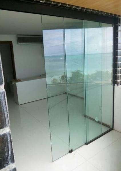 Дистанционная перегородка — создает отдельную зону для душа без прямого контакта со стеной, идеально для ванных комнат с нестандартной планировкой Дистанционная душевая перегородка — стильное зонирование пространства, подходит для современных интерьеров с деревянными стенами