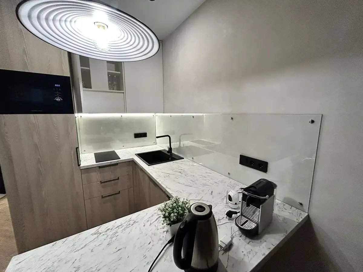 Прозрачный стеклянный фартук для кухни из закалённого стекла в Сочи