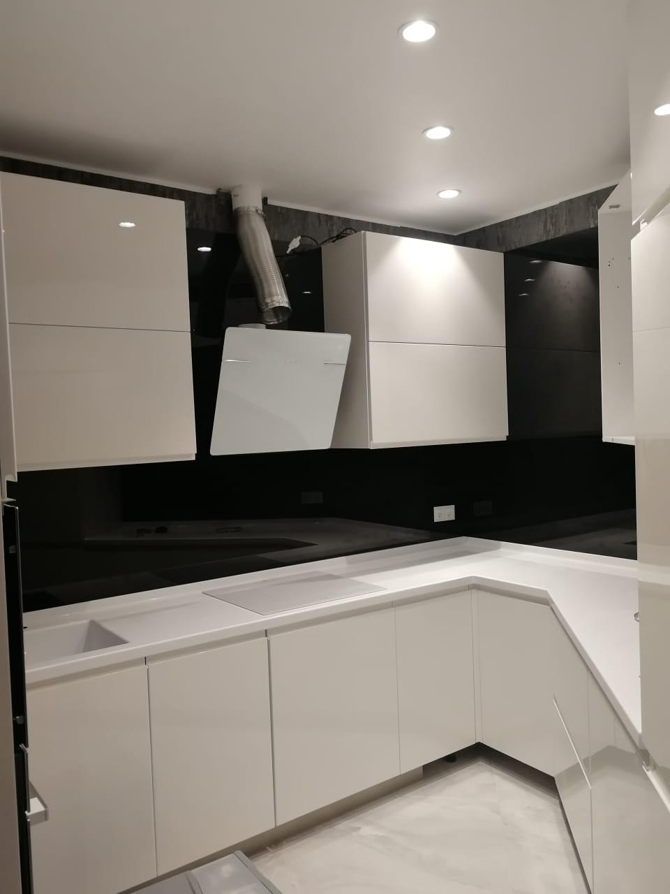 Черный стеклянный фартук для белой кухни в Сочи