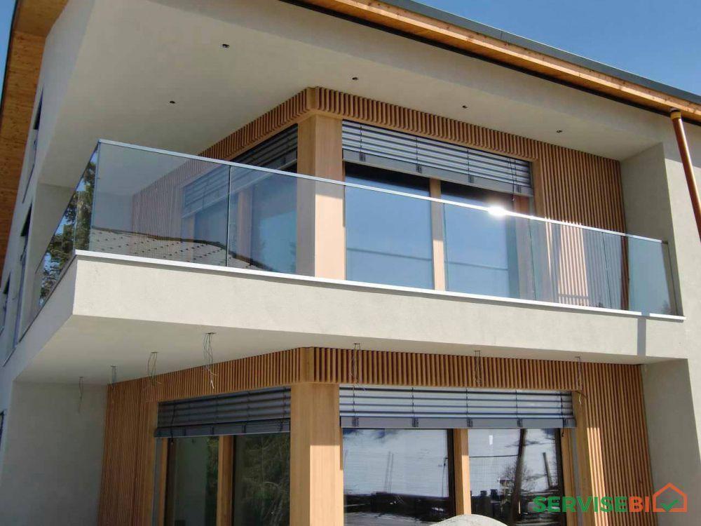 Перегородка в душевой с ванной — стильное зонирование пространства, сочетание стекла и дерева, подходит для лофтовых интерьеров