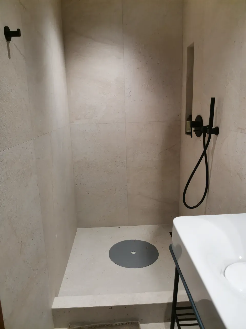 Душевая кабина с прозрачным стеклом — идеально подходит для угловых ниш, обеспечивает удобство и визуально расширяет пространство Стеклянная душевая кабина с прозрачным стеклом — максимальный комфорт и свободное пространство в малогабаритной ванной комнате