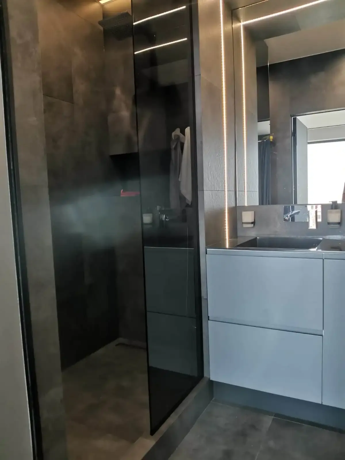 Душевая перегородка из графитового стекла — стильный темный оттенок, добавляет интерьеру роскоши и подходит для хай-тек и лофт дизайнов