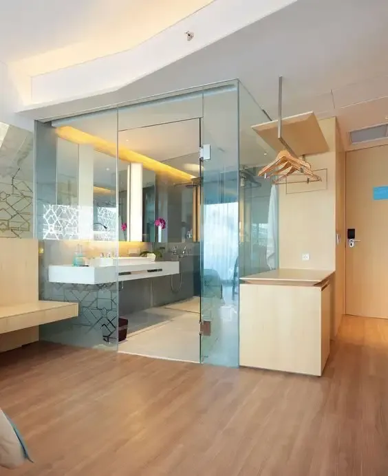 Перегородка стеклянная с дверь — элегантное зонирование интерьера Стеклянная перегородка в комплекте с дверью для зонирования в Сочи