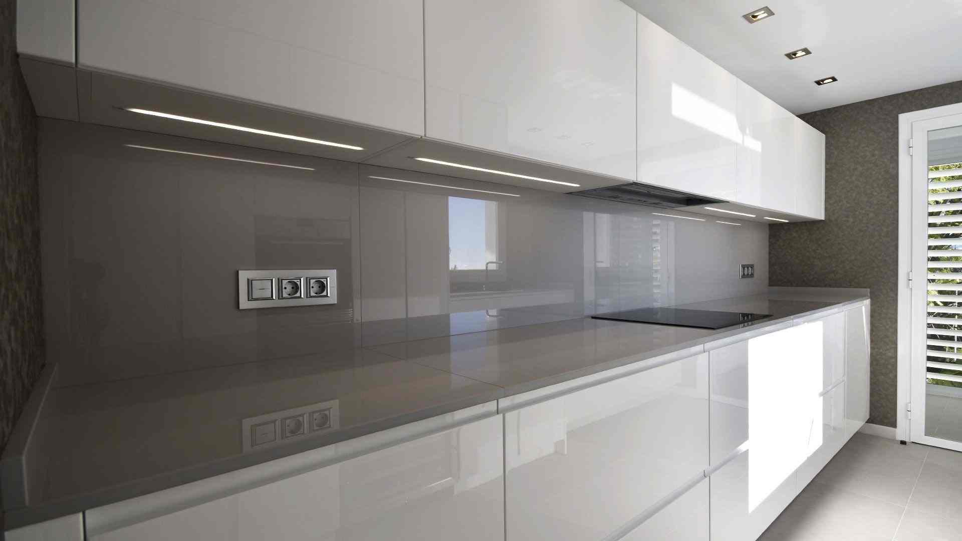 Крашеный кухонный фартук из закалённого стекла в Сочи