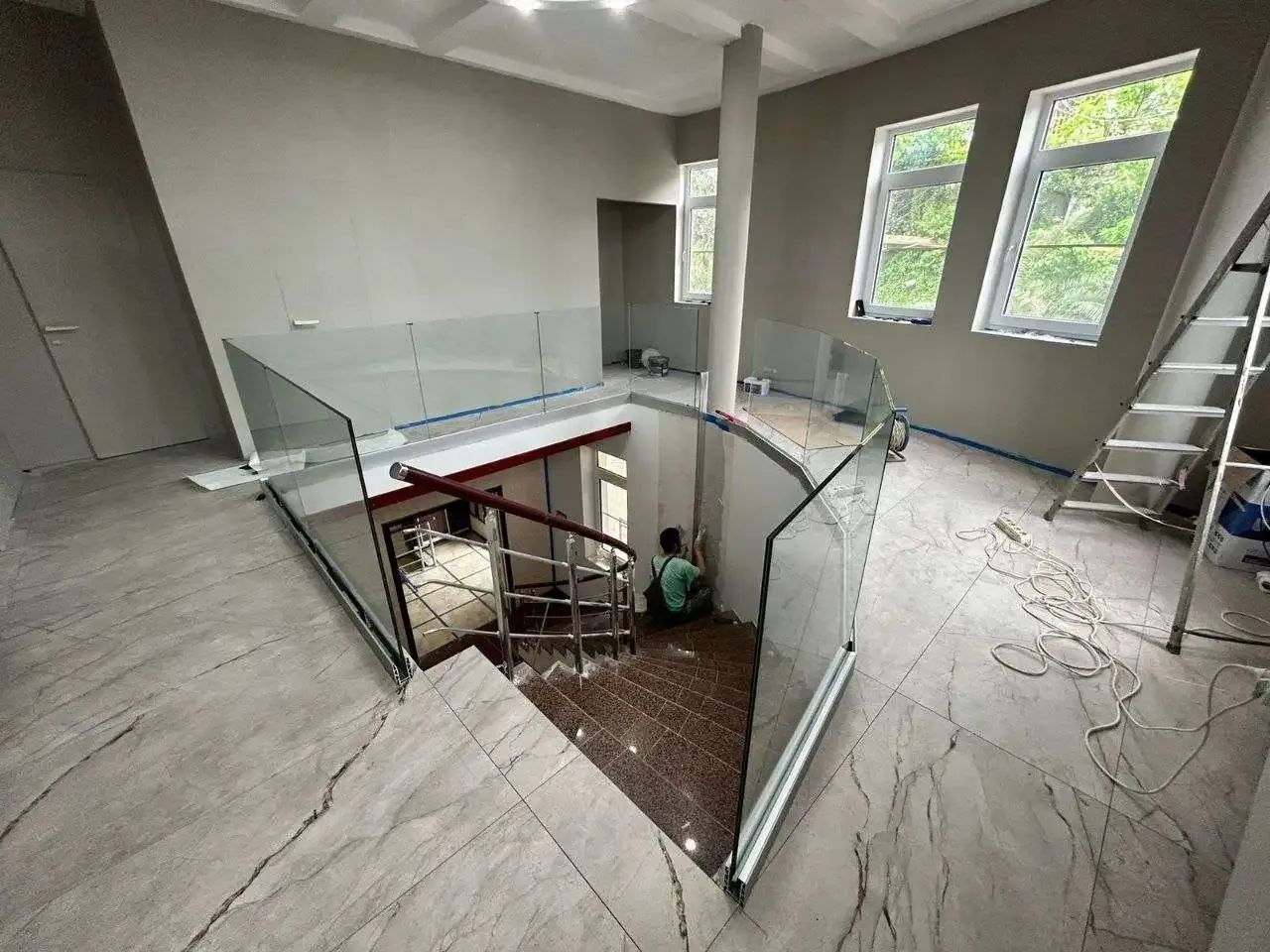 Фигурное зеркало в интерьере — уникальная форма, подчеркивающая стиль помещения, идеально для спален, прихожих и ванных комнат