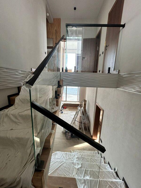 Стеклянное ограждение с поручнем - Стильные и безопасные перила под ключ Стеклянное ограждение лестницы из закалённого стекла после монтажа в Сочи