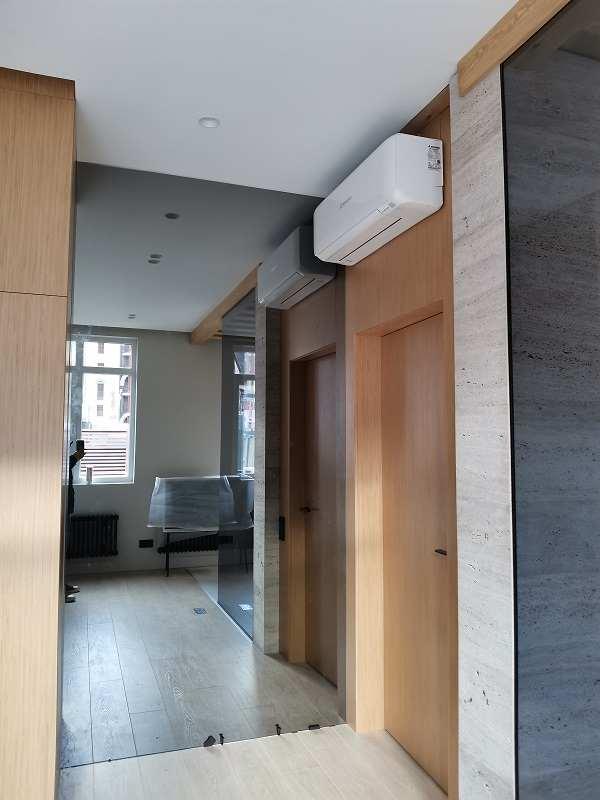 Душевая кабина с матовым стеклом — мягкое рассеивание света, создает атмосферу уюта и подходит для современных интерьеров