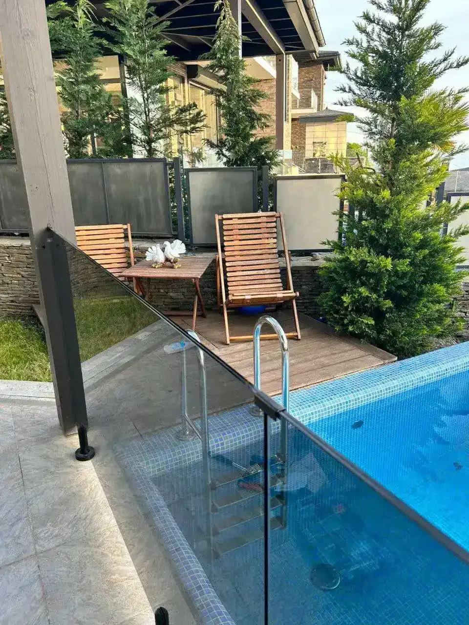 Ограждение для бассейна из закалённого стекла с точечным креплением в Сочи