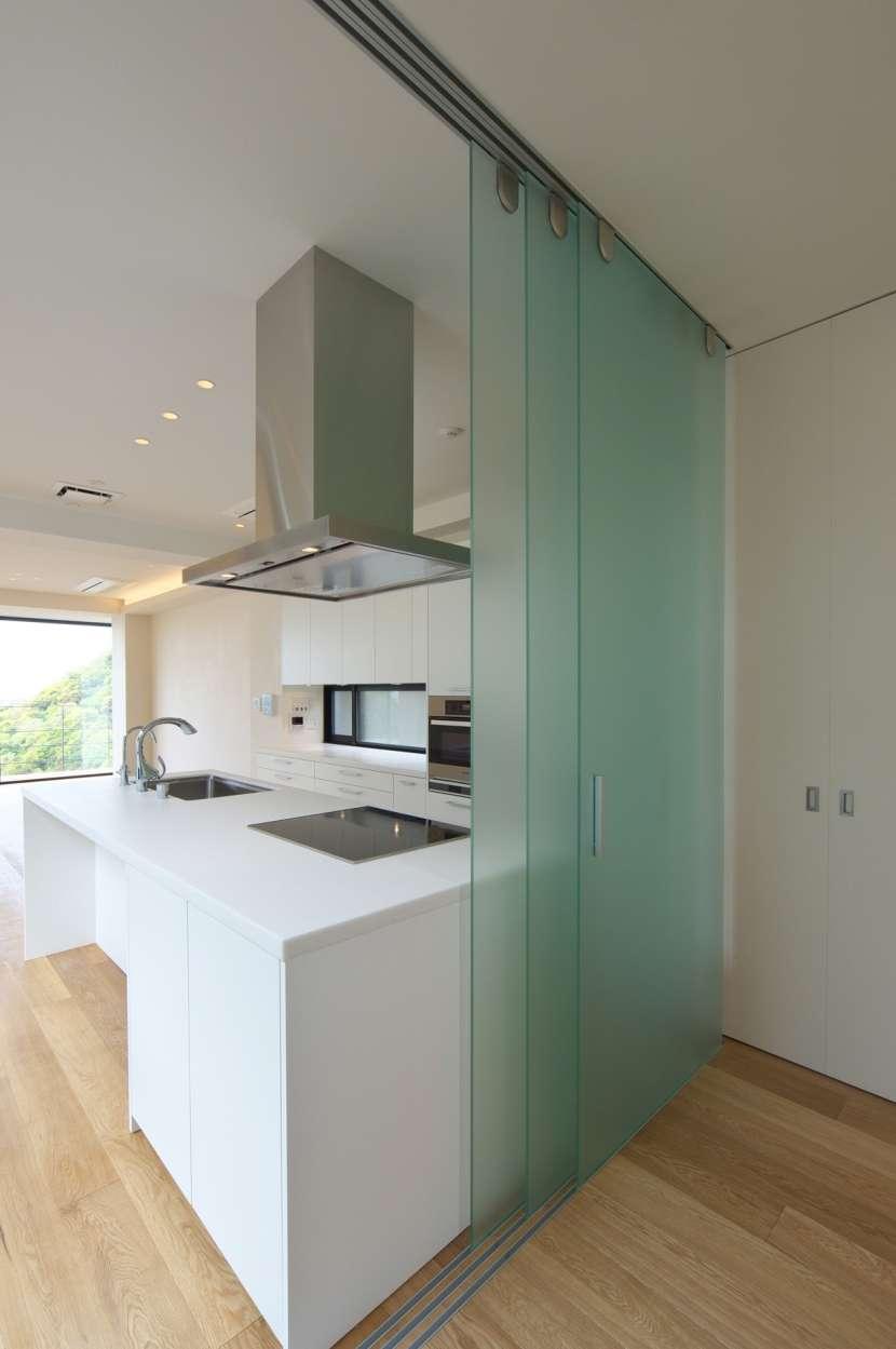 Фигурное зеркало в интерьере — уникальная форма, подчеркивающая стиль помещения, идеально для спален, прихожих и ванных комнат