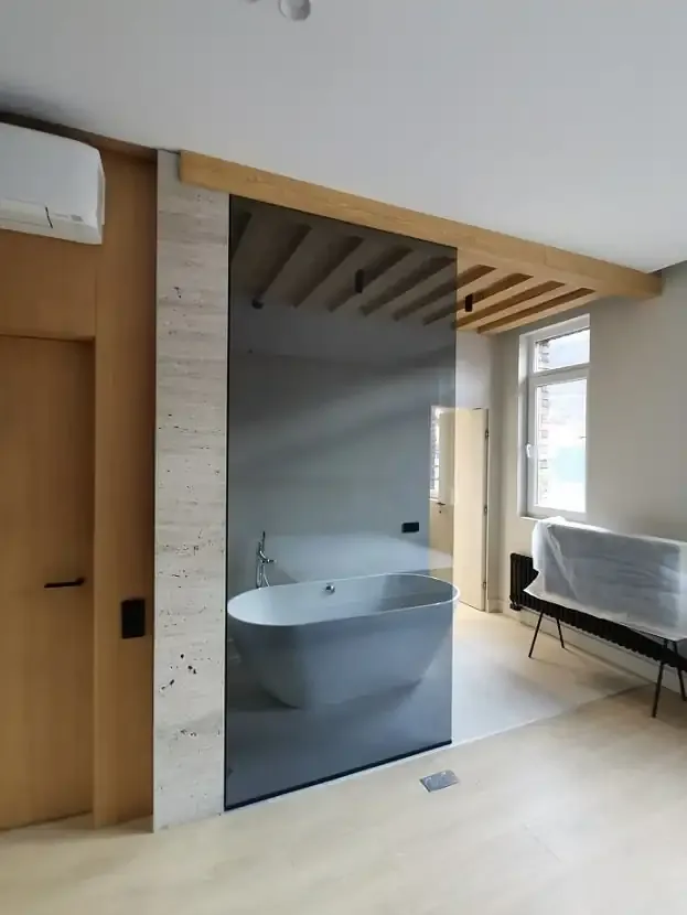 Перегородка в душевой с ванной — стильное зонирование пространства, сочетание стекла и дерева, подходит для лофтовых интерьеров