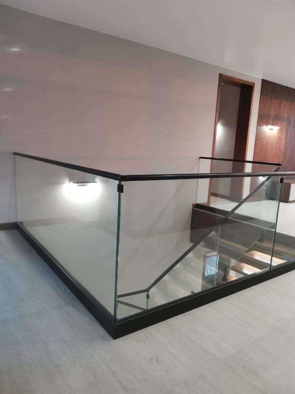 Стеклянное ограждение лестницы из закалённого стекла с нержавеющим поручнем в частном доме Сочи