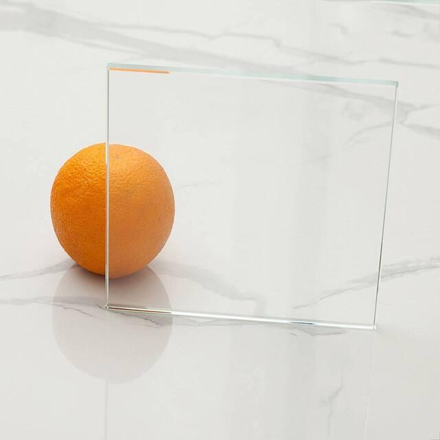 Осветленное стекло для душевых кабин — прозрачное, чистое и светлое, идеально подходит для современных интерьеров ванной комнаты