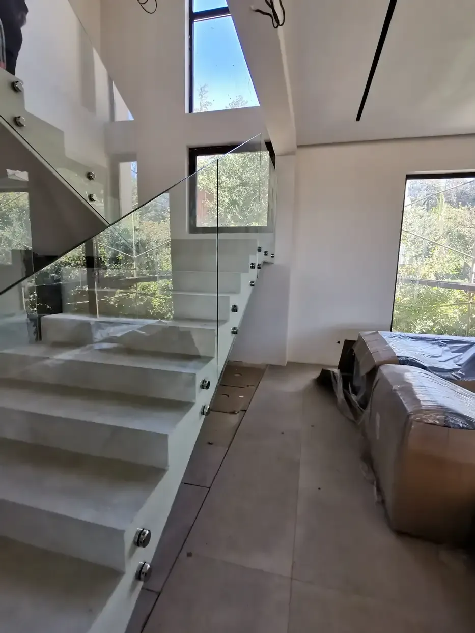 Точечное крепление — минималистичный дизайн Стеклянные перила на лестнице в Сочи