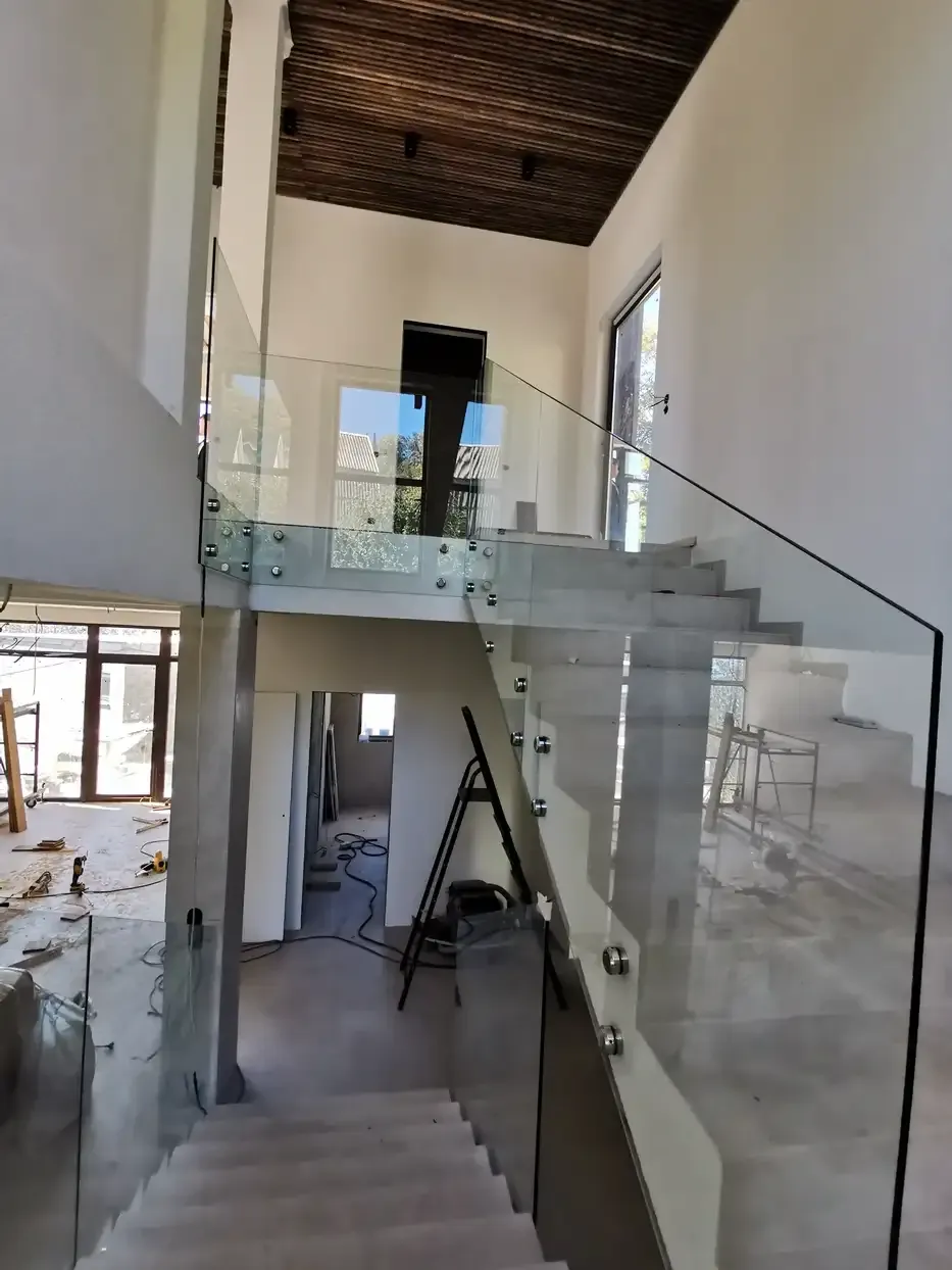 Крепление на точках — воздушная конструкция и простота ухода Перила на точках (точечное крепление) из 10 мм закалённого стекла в Сочи