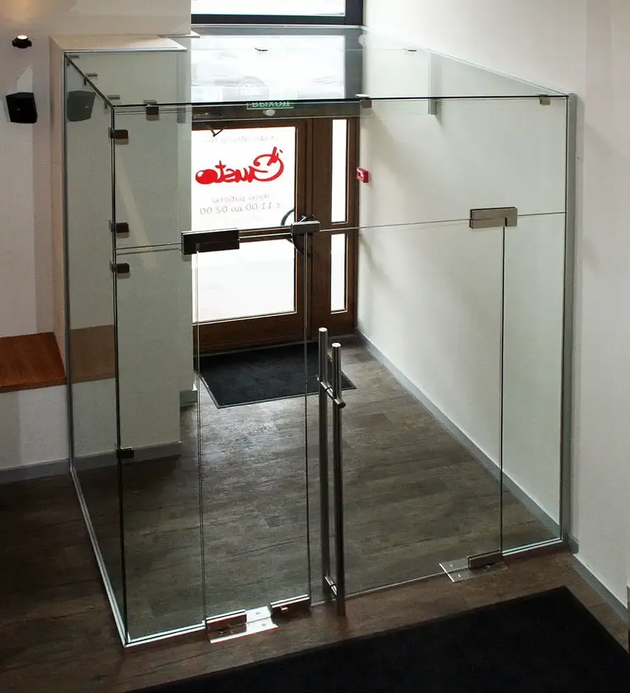 Распашная угловая кабина — идеальна для просторных ванных комнат. Обеспечивает удобство и визуально расширяет пространство Распашная угловая душевая кабина — максимальный комфорт и свободное пространство, подходит для больших помещений