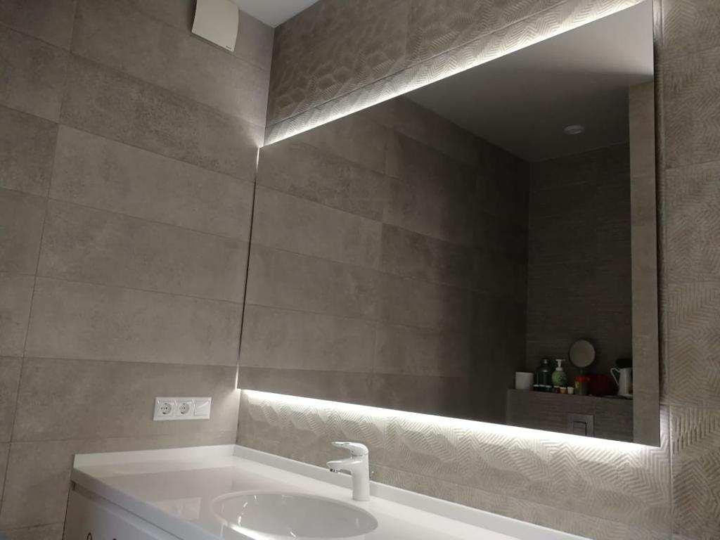 Зеркало с подсветкой в ванной комнате — стильное и функциональное решение, создает атмосферу уюта и обеспечивает равномерное освещение