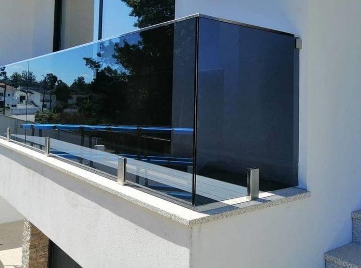 Стеклянные ограждения на стойках для лестницы с деревянными ступенями в Сочи