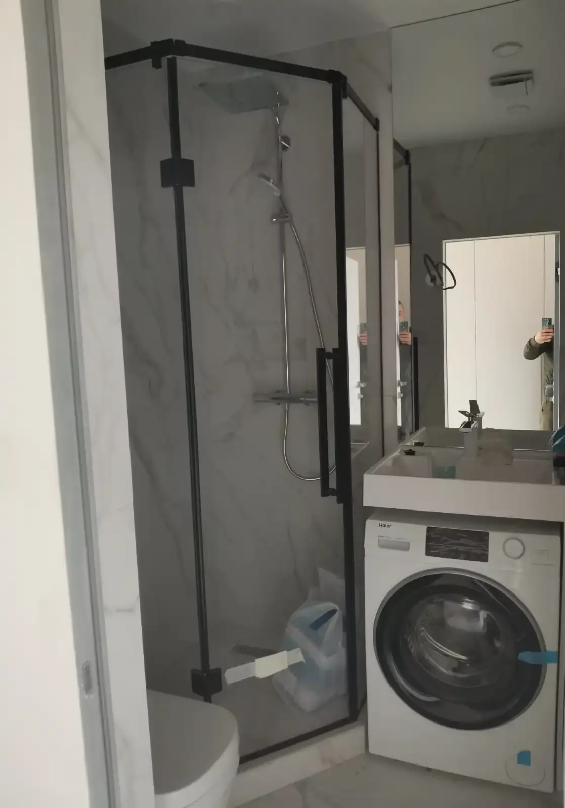 Угловая душевая кабина трапециевидной формы — оптимальное использование пространства в углу ванной комнаты