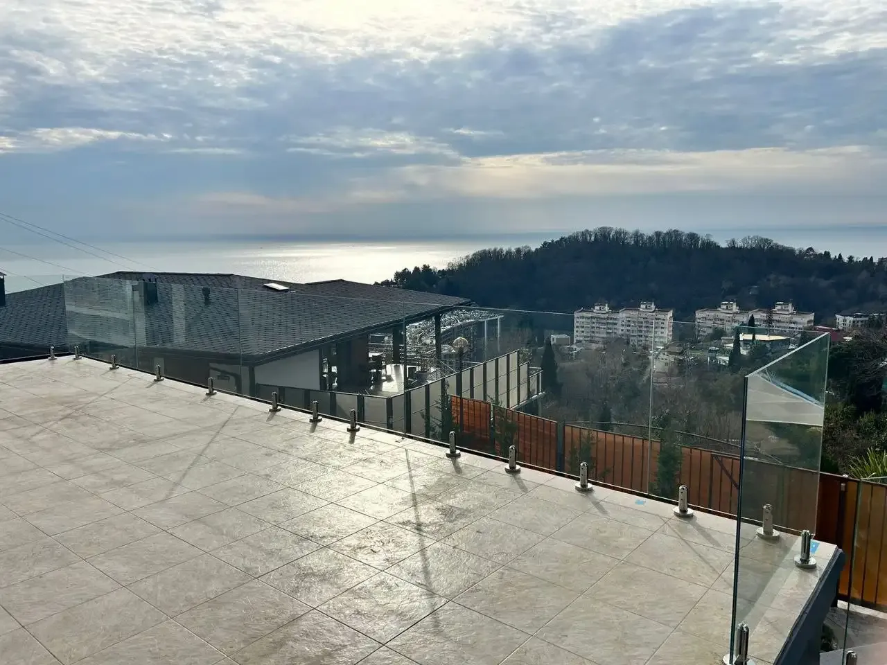 Стеклянное ограждение террасы с точечным креплением и подсветкой в Сочи