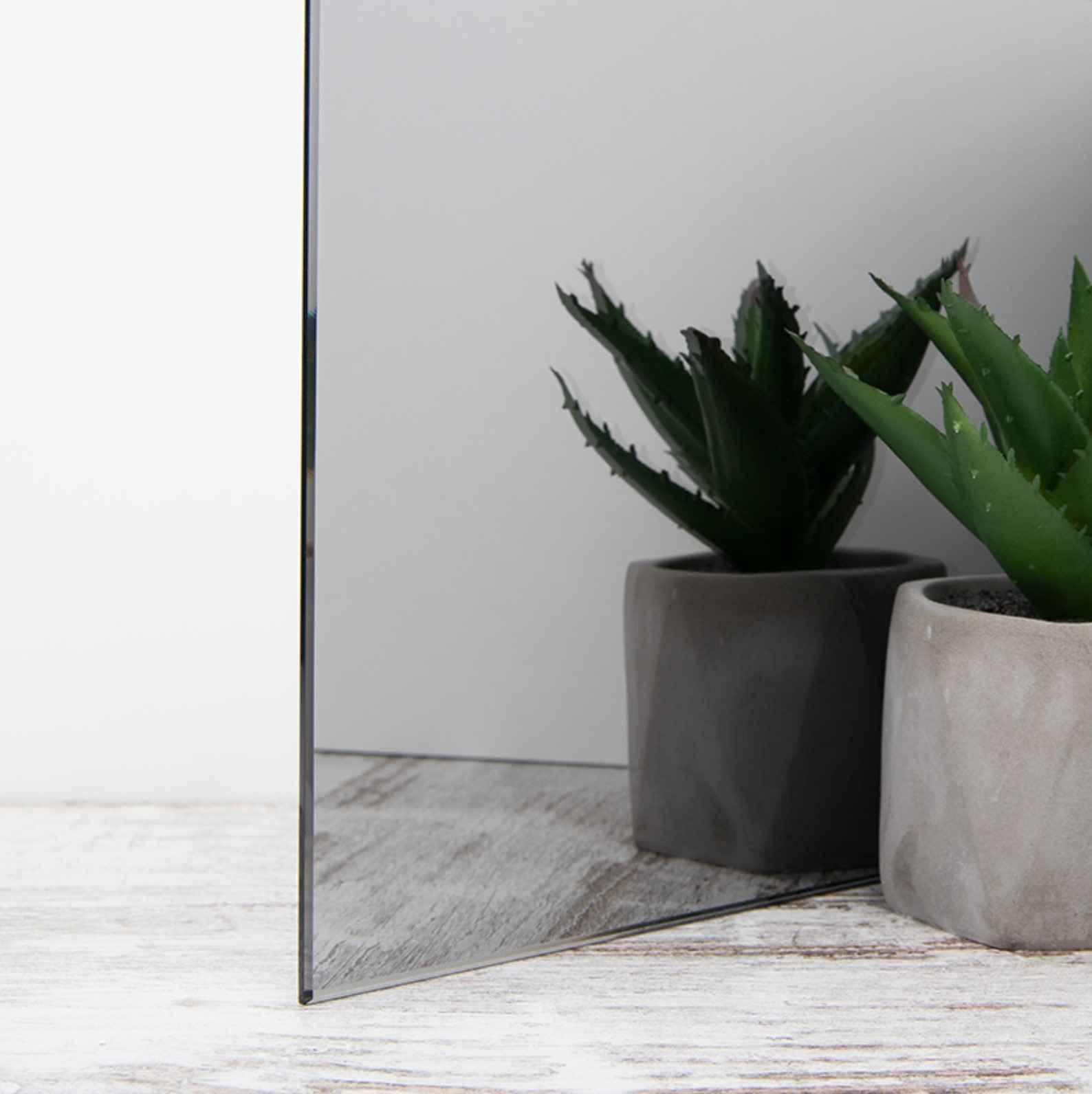 Графитовое стекло для душевых кабин — стильное и современное решение с темным оттенком, подходит для хай-тек и лофт интерьеров