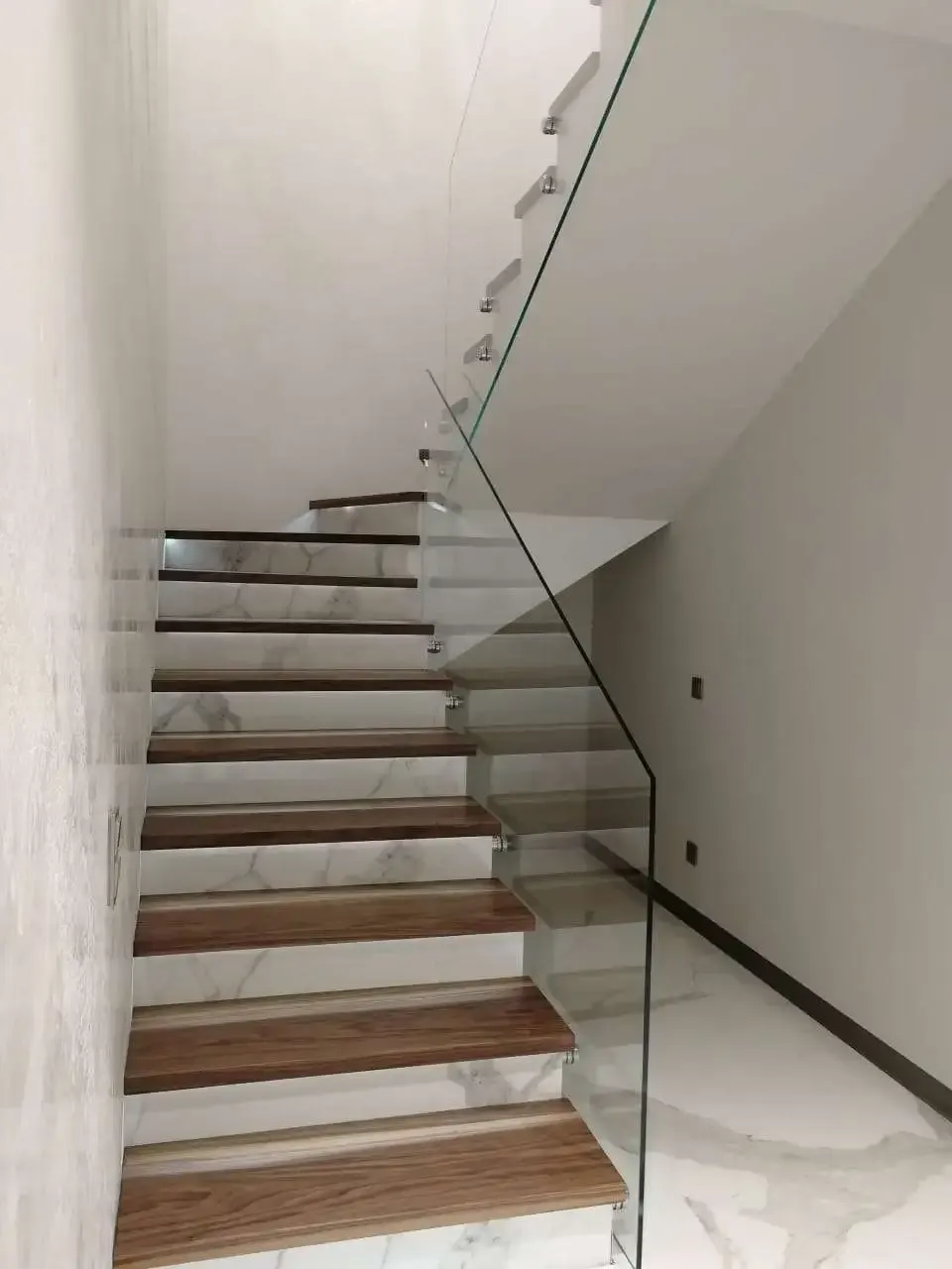 Точечное крепление — минималистичный вид без профилей Стеклянные перила для лестницы с точечным креплением в загородном доме Сочи