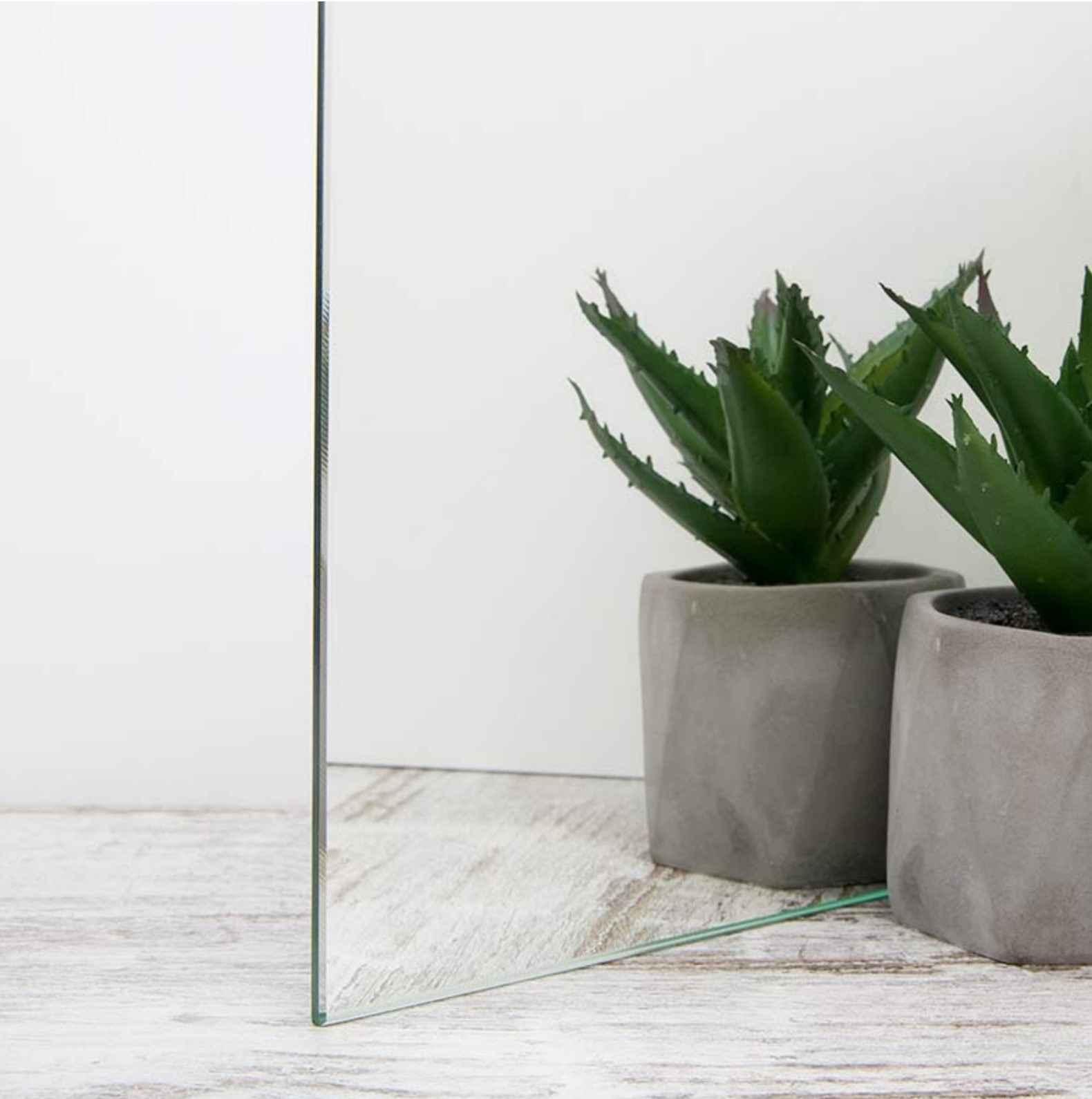 Осветленное стекло для душевых кабин — прозрачное, чистое и светлое, идеально подходит для современных интерьеров ванной комнаты