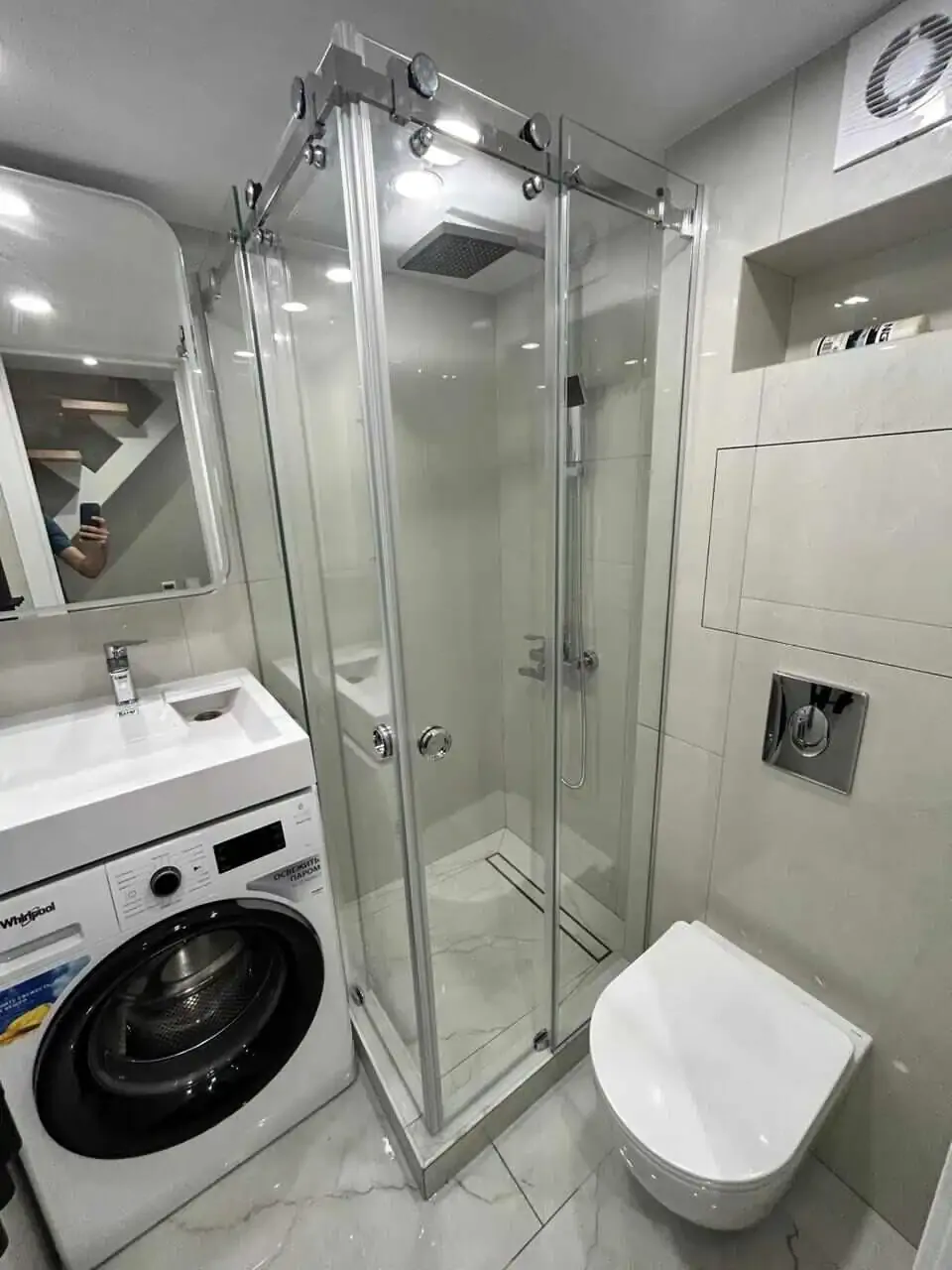 Раздвижная стеклянная душевая кабина в ванной комнате