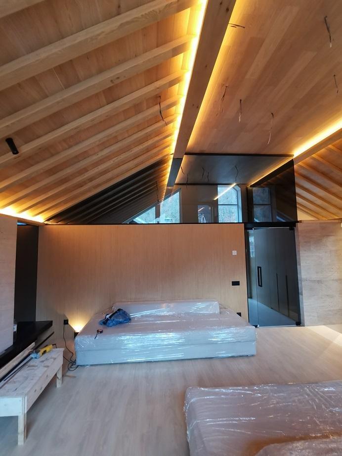 Стеклянная перегородка в ванной комнате с деревянной мебелью — стильное зонирование пространства, идеально для современных интерьеров