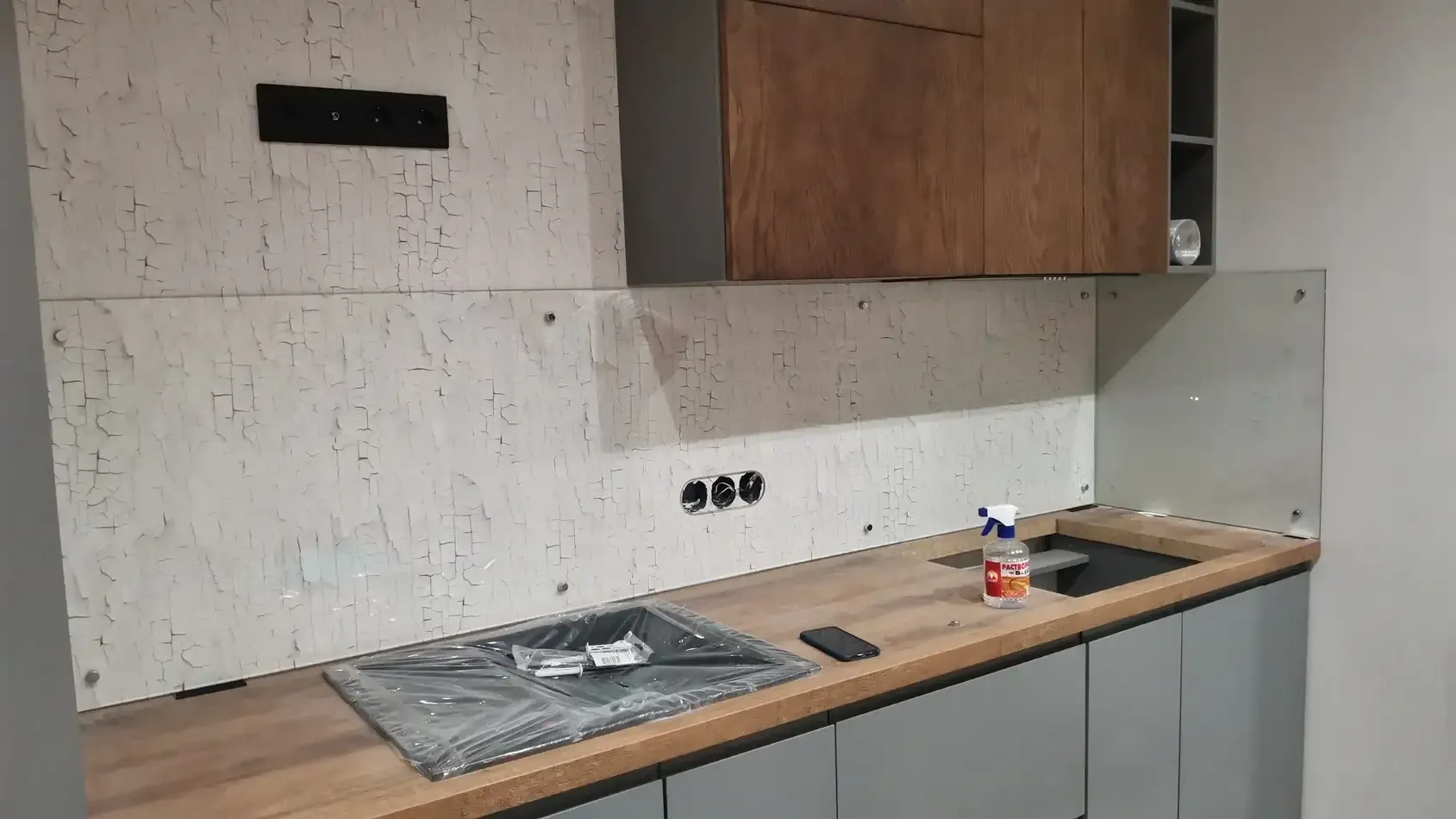 Стеклянный фартук прозрачный для кухни в частном доме Сочи