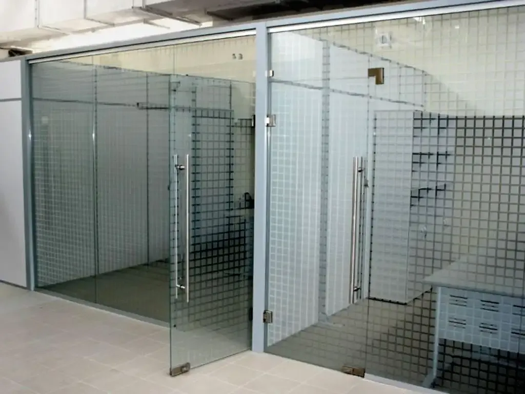 Кабина с матовым стеклом — идеально для ванной комнаты, где важна приватность без потери света. Подходит для минимализма и скандинавского стиля Душевая кабина с матовым стеклом — мягкое рассеивание света, создает атмосферу уюта и подходит для современных интерьеров