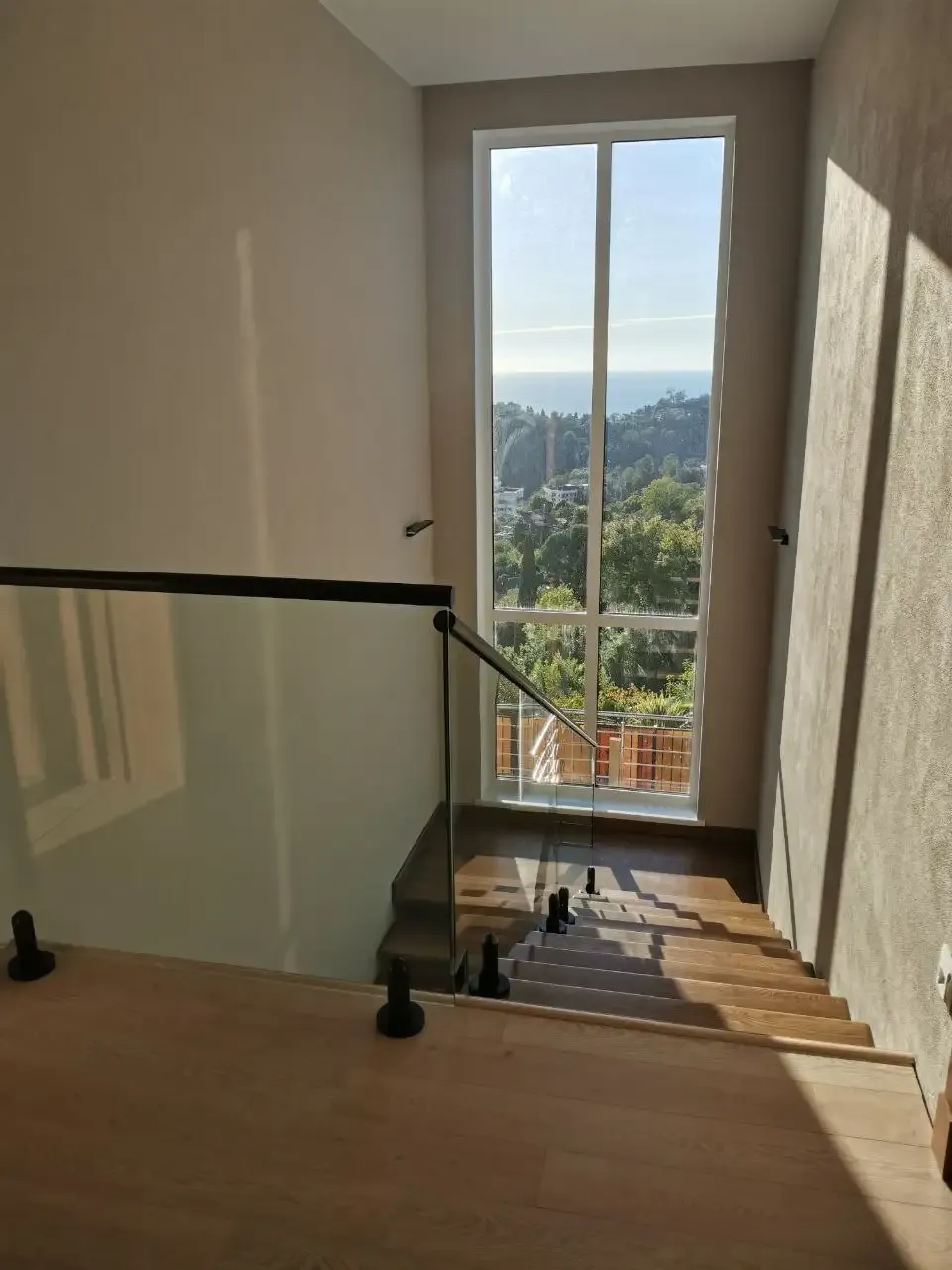 Триплекс и нержавейка — прочность и современный дизайн Стеклянные перила из триплекса с нержавеющим поручнем в интерьере Сочи