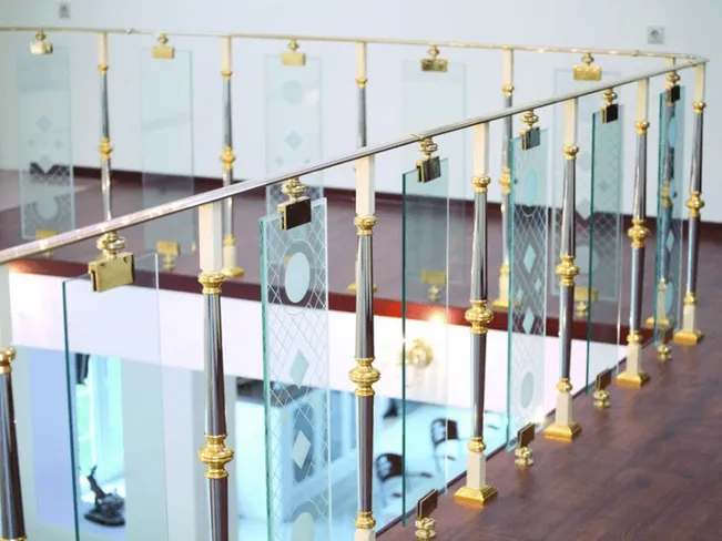 Стеклянная душевая перегородка в современной ванной комнате