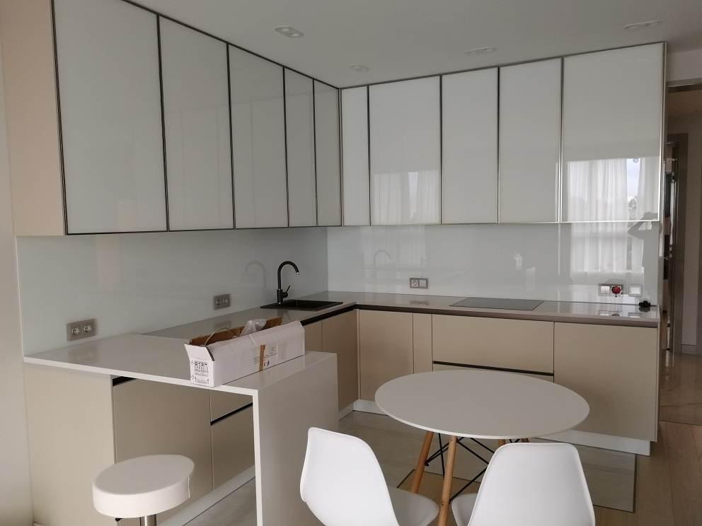 Стеклянный фартук для фасада кухни из закалённого стекла в Сочи