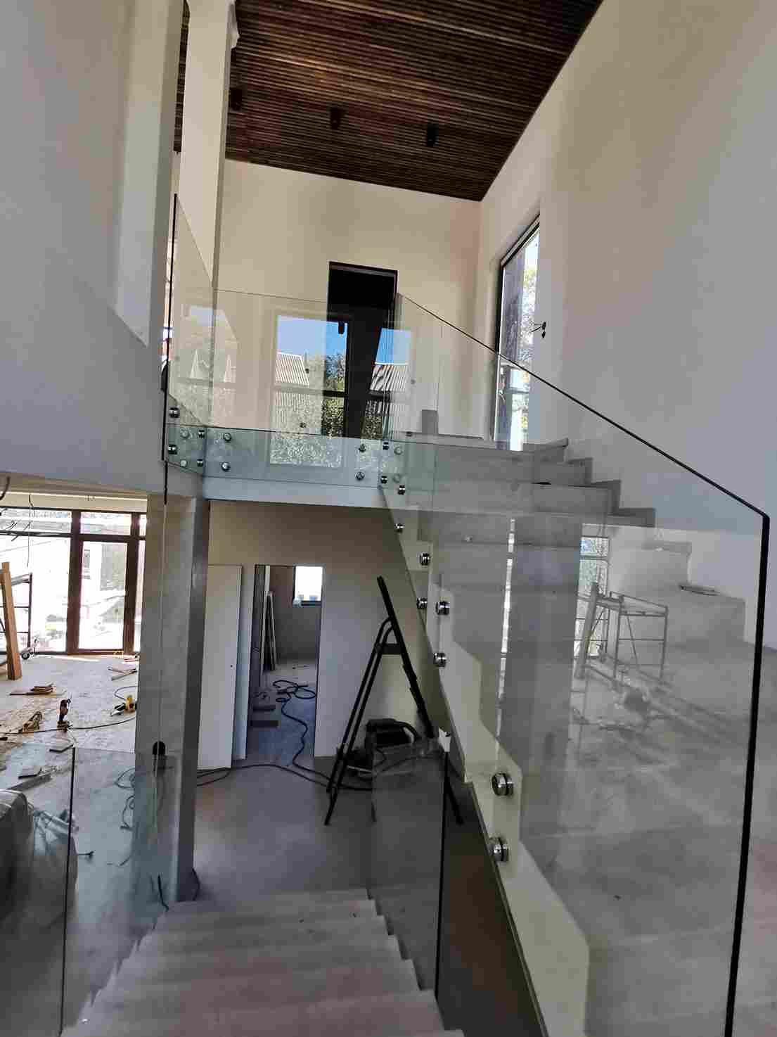 Стеклянные перила на лестнице — безопасность и современный дизайн, не загромождают пространство и создают ощущение легкости