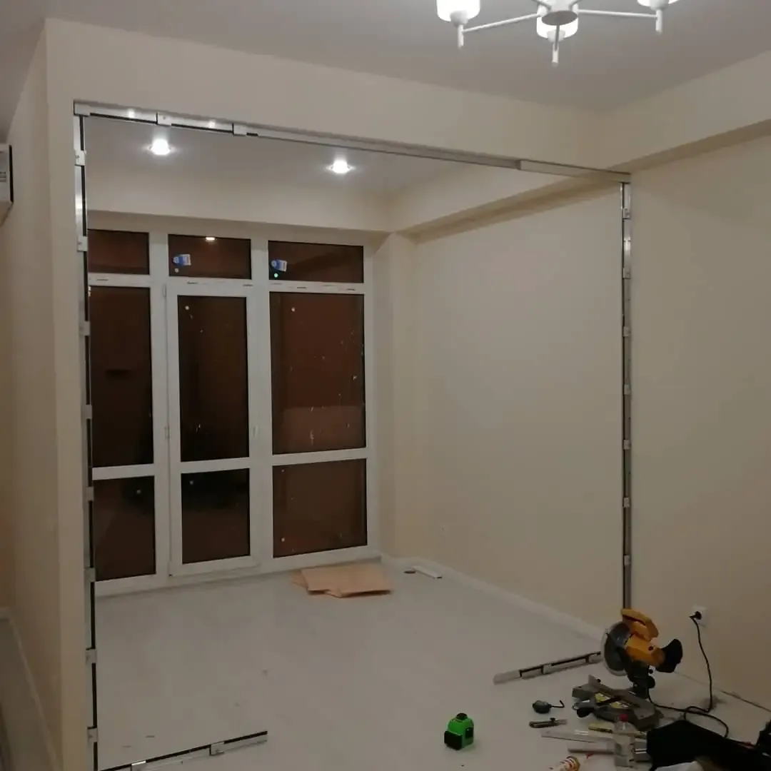 Душевая кабина с прозрачным стеклом — идеально подходит для угловых ниш, обеспечивает удобство и визуально расширяет пространство Стеклянная душевая кабина с прозрачным стеклом — максимальный комфорт и свободное пространство в малогабаритной ванной комнате