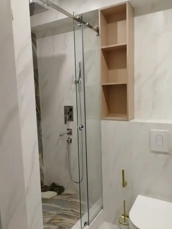 Раздвижная стеклянная перегородка в ванной комнате — функциональное разделение пространства, подходит для современных интерьеров