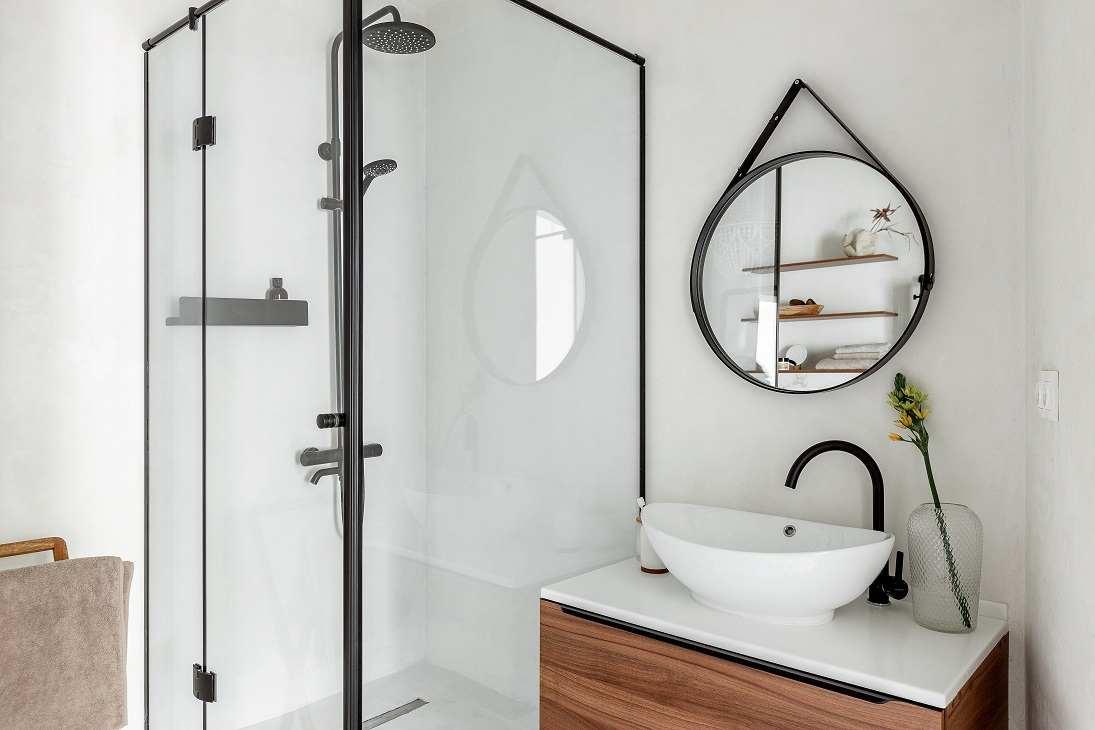 Современная душевая кабина из закалённого стекла — заказывайте по индивидуальным размерам Стеклянная душевая перегородка в современной ванной комнате