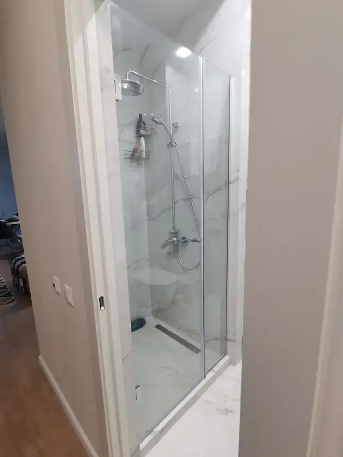 Распашная стеклянная перегородка в ванной комнате — стильное зонирование пространства, подходит для любых интерьеров