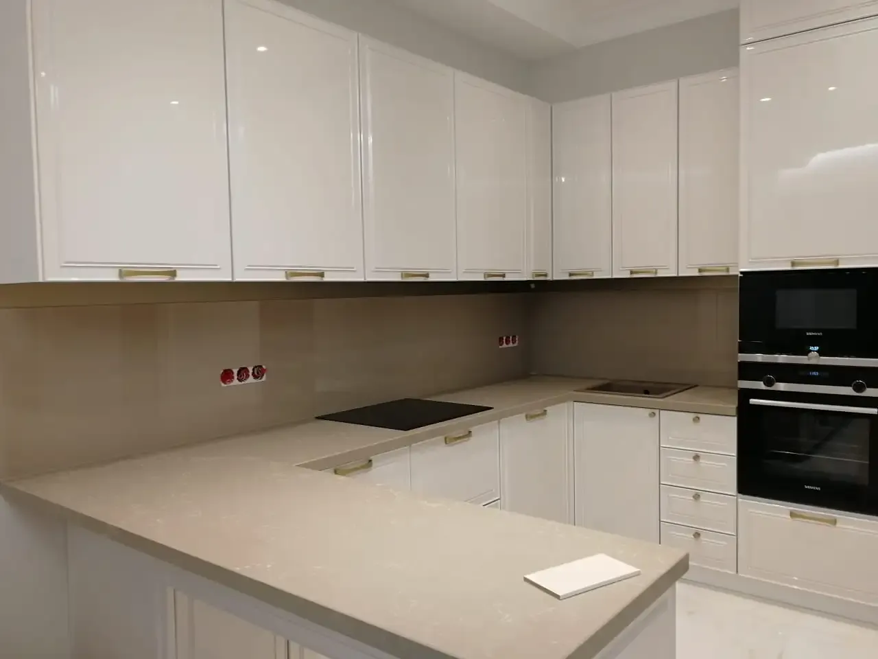 Фартук кухни из закалённого стекла в интерьере Сочи