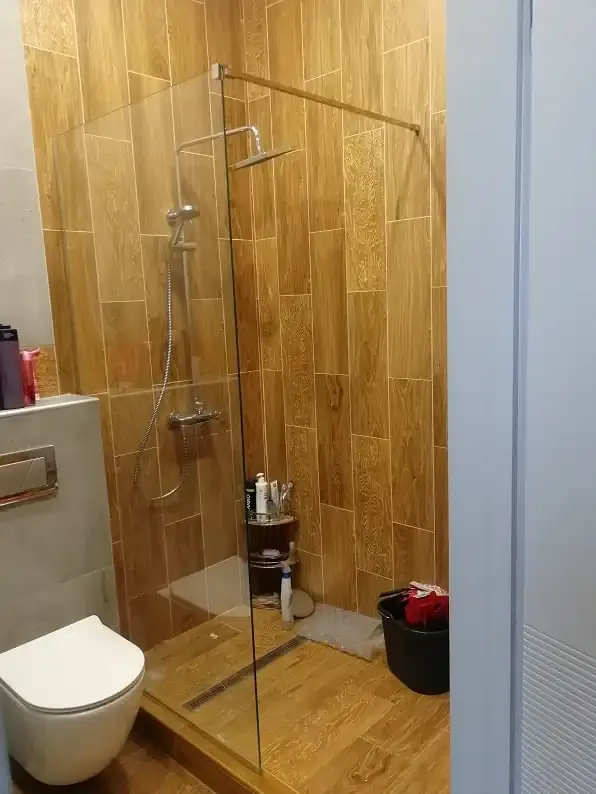 Дистанционная душевая перегородка — стильное зонирование пространства, подходит для современных интерьеров с деревянными стенами