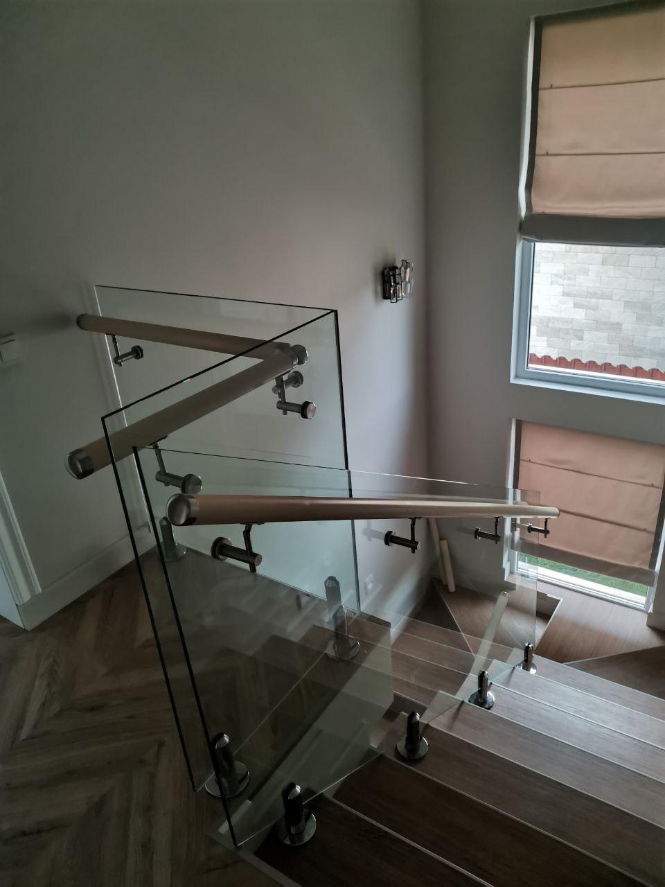 Перила на стойках — минималистичный дизайн лестницы Стеклянные перила на стойках для лестницы в интерьере