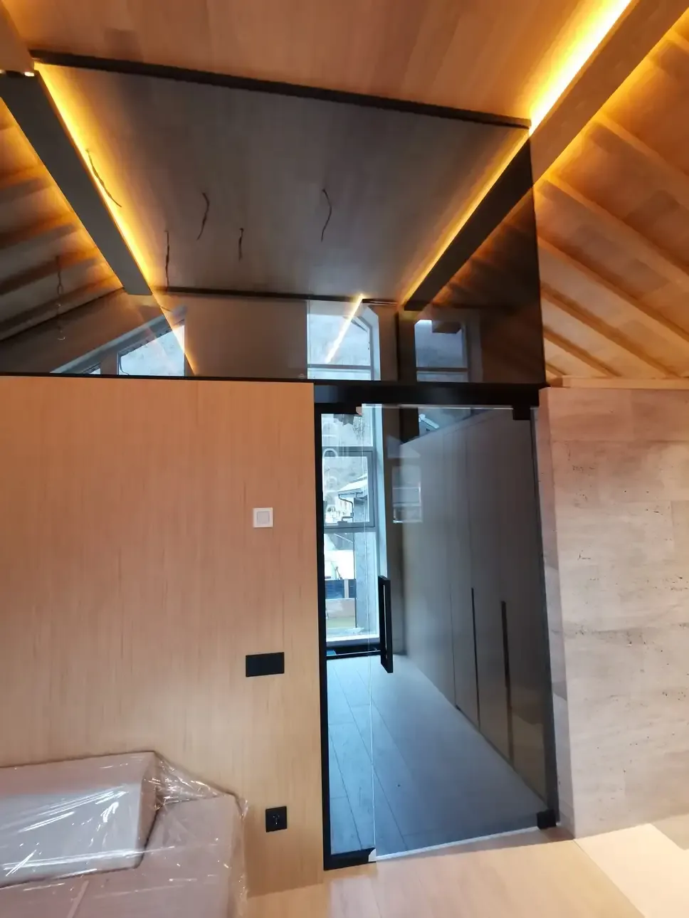 Угловая душевая кабина — экономия места без потери комфорта. Идеально для квартир с ограниченным пространством Угловая душевая кабина — компактное и функциональное решение для маленьких ванных комнат, экономит место и обеспечивает удобство